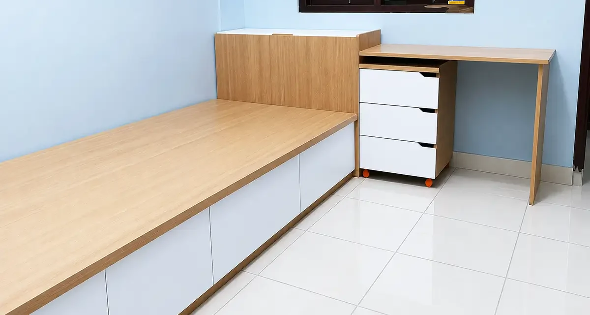 dipan kayu dengan laci penyimpanan