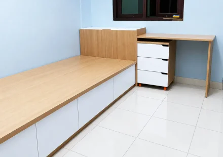 dipan kayu dengan laci penyimpanan