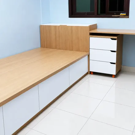 dipan kayu dengan laci penyimpanan