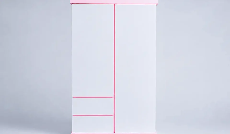 lemari minimalis warna putih dan pink